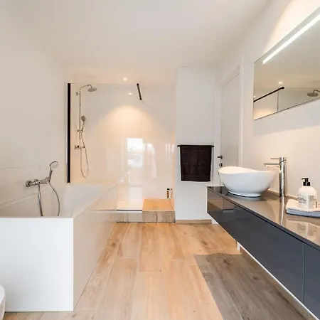Modern & Spacious House *