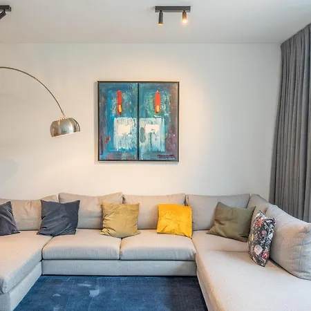 Modern & Spacious House וילה קורטרייק